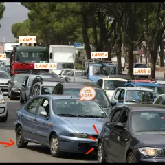 A chaotic traffic jam in Sicily, with cars in multiple lanes. A driver in a blue car has a speech bubble saying "YES I CAN!".