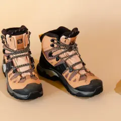Hiking boots, insect repellent, and a headlamp are laid out. When choosing wanderschuhe worauf achten? Comfort and durability are key for any adventure.